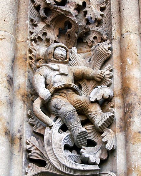 https://upload.wikimedia.org/wikipedia/commons/thumb/c/c3/Sculpture_of_astronaut_added_to_New_Cathedral%2C_Salamanca%2C_Spain%2C_during_renovations.JPG/479px-Sculpture_of_astronaut_added_to_New_Cathedral%2C_Salamanca%2C_Spain%2C_during_renovations.JPG