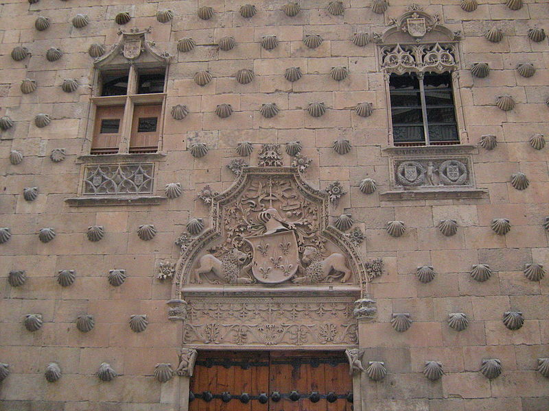 https://upload.wikimedia.org/wikipedia/commons/thumb/2/24/Casa_das_Conchas_(pormenor_da_fachada).JPG/800px-Casa_das_Conchas_(pormenor_da_fachada).JPG